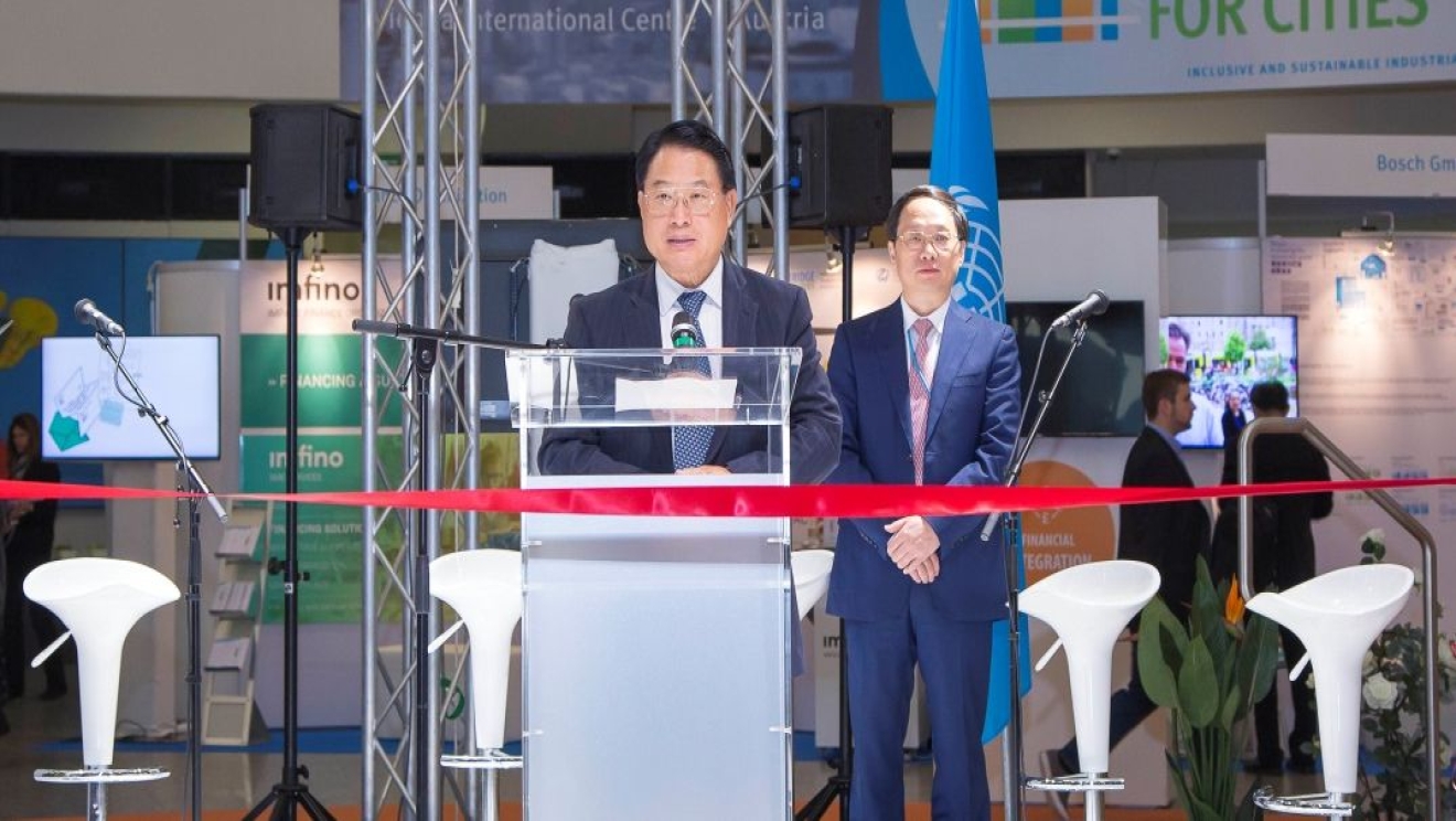 Mr. LI Yong, Director General of UNIDO and Mr. WU Zhong, Vice-President and Director General of FCSSC, at the official opening of the 2nd “BRIDGE for Cities” exhibition.