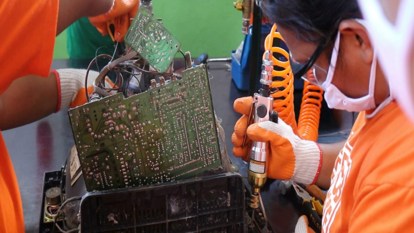 Informal women workers organize and learn to safely recycle e-waste in Manila